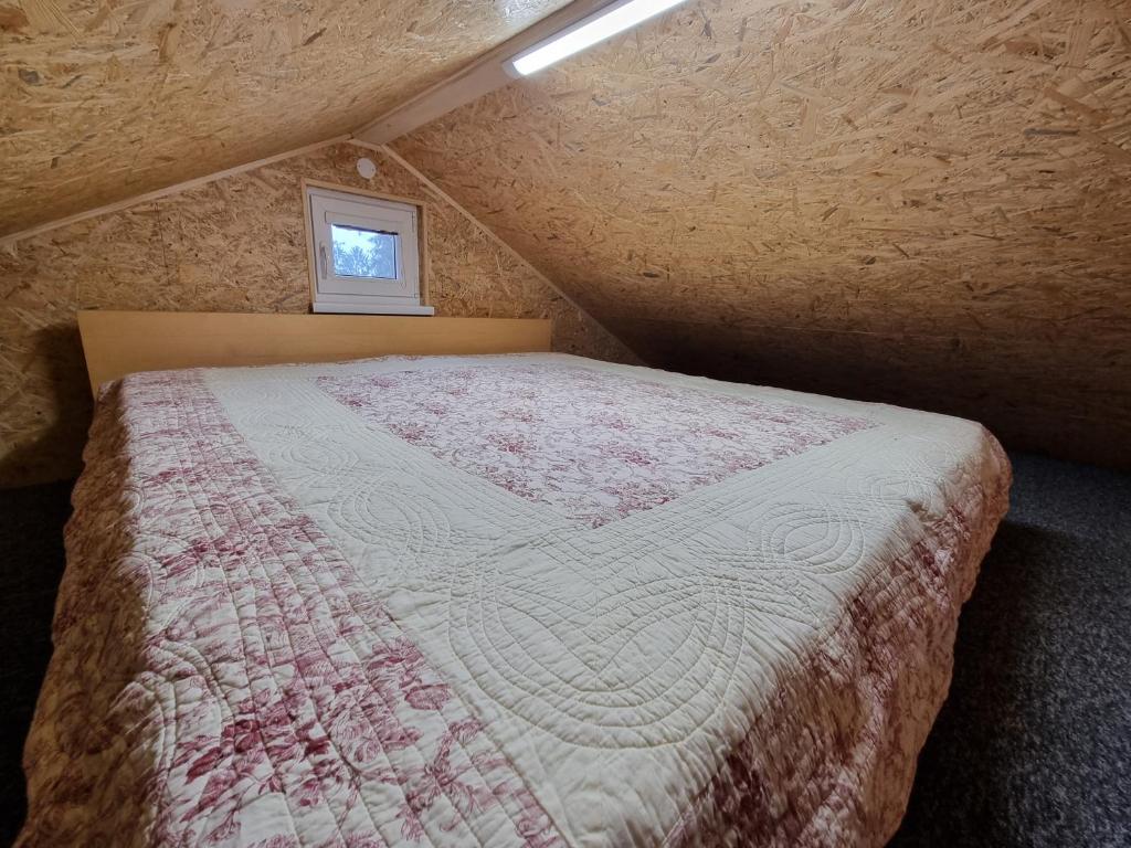 Postel nebo postele na pokoji v ubytování Domček pod orechom