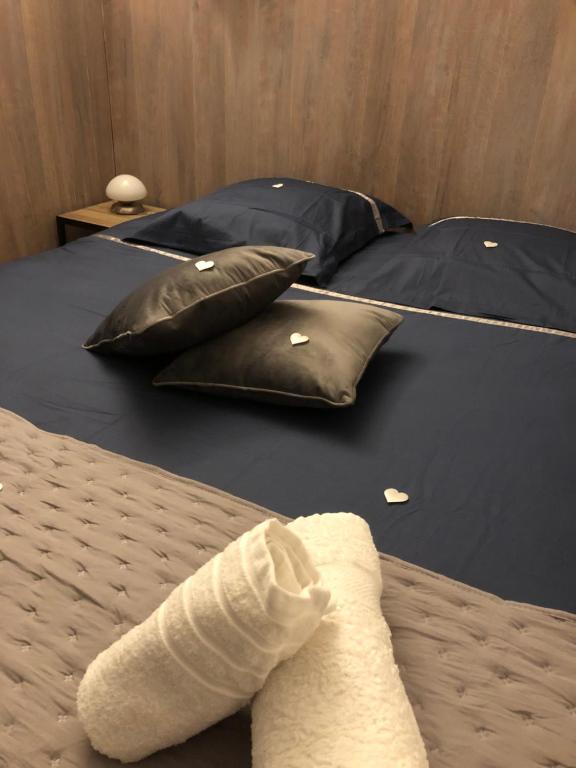 un asciugamano steso su un letto con cuscini e ombrellone di BERNARDINI Emplacement exceptionnel a Sari Solenzara