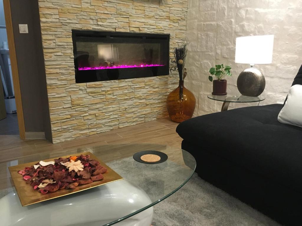 Televízia a/alebo spoločenská miestnosť v ubytovaní Luxury Apartment KASTELA ANTIKA