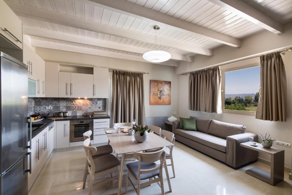 uma cozinha e sala de estar com uma mesa e um sofá em Balver Luxury Apartments em Lygia