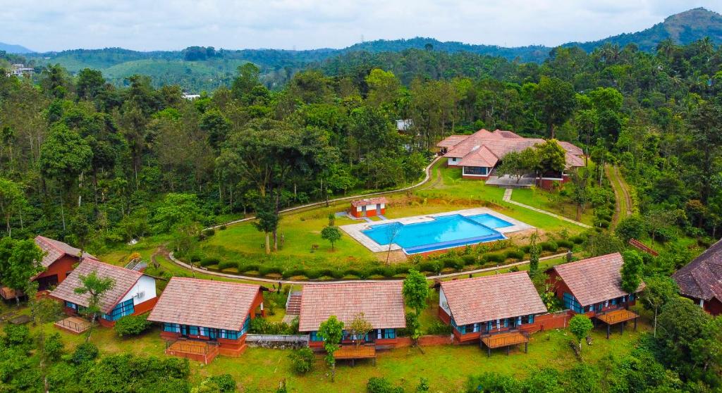 Bazén v ubytování Pranavam Resort & Spa nebo v jeho okolí