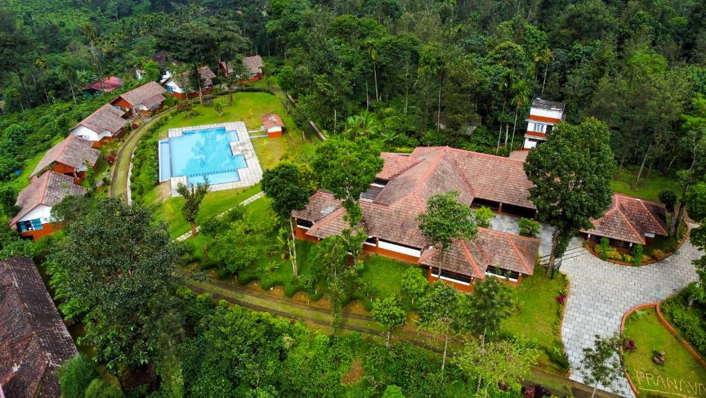 Bazén v ubytování Pranavam Resort & Spa nebo v jeho okolí