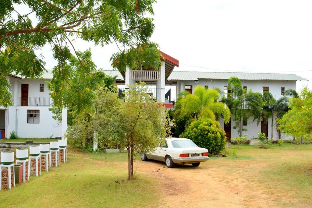 een auto geparkeerd voor een huis bij Hotel Bundala Park View in Hambantota