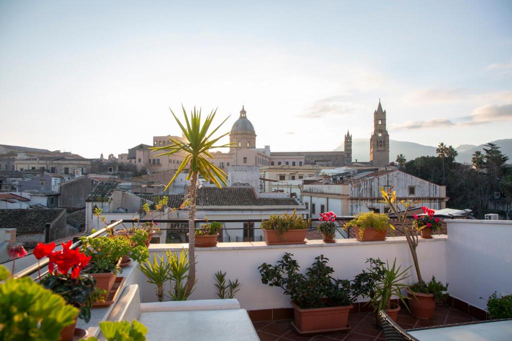 desde un balcón con macetas y vistas a la ciudad en Apartment Papyri, en Palermo
