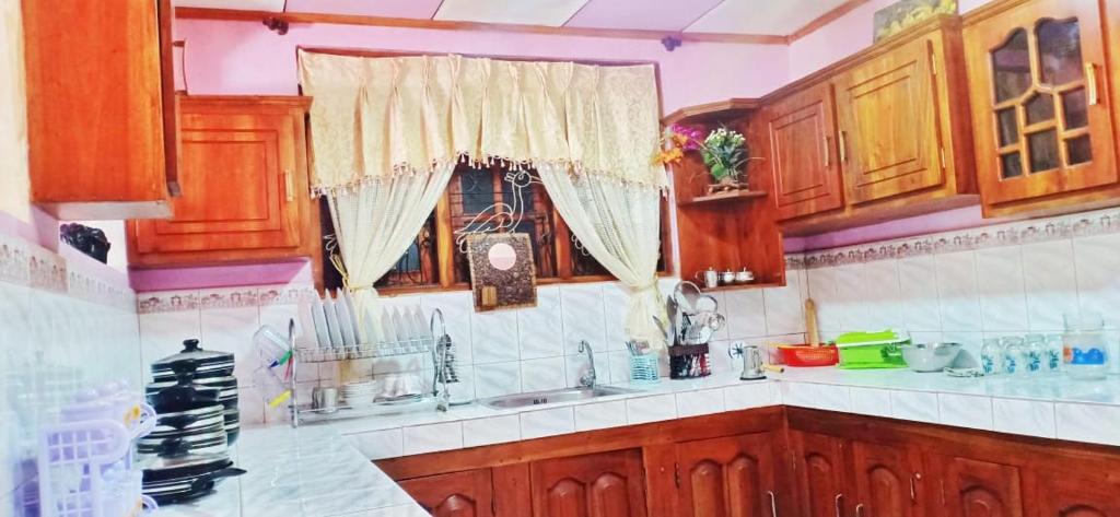 Kuchyň nebo kuchyňský kout v ubytování Nimal's House