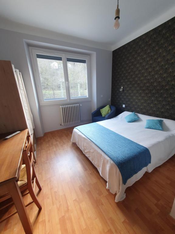 Una cama o camas en una habitación de Chambre privée du Majestic