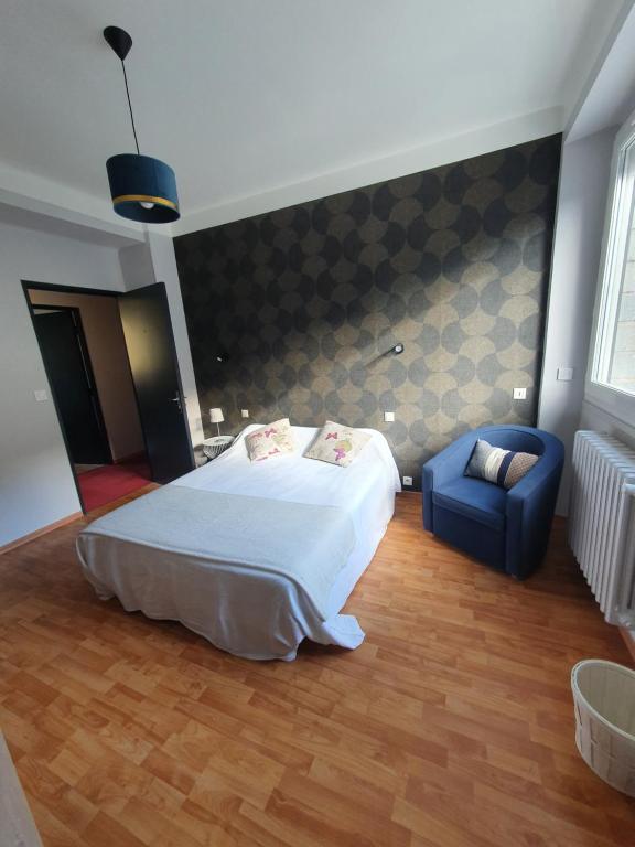 Una cama o camas en una habitación de Chambre privée du Majestic