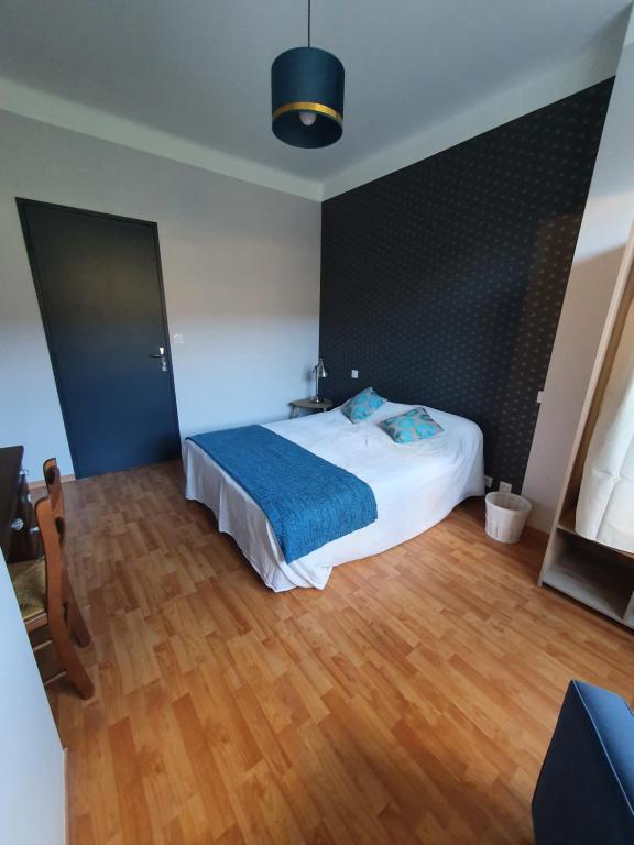 Una cama o camas en una habitación de Chambre privée du Majestic