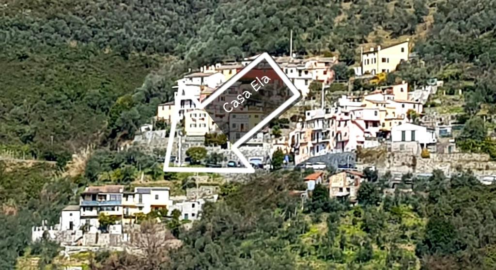 un edificio en la cima de una colina con casas en CASA ELA en Levanto