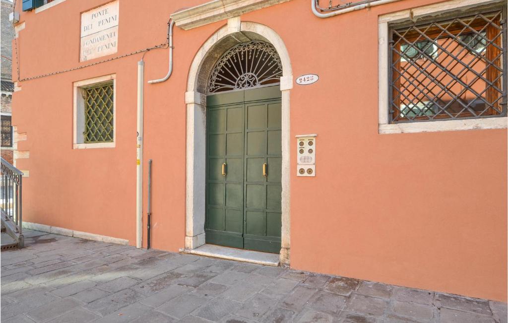a green door on the side of a building at Beautiful apartment in Venezia with WiFi in Venice