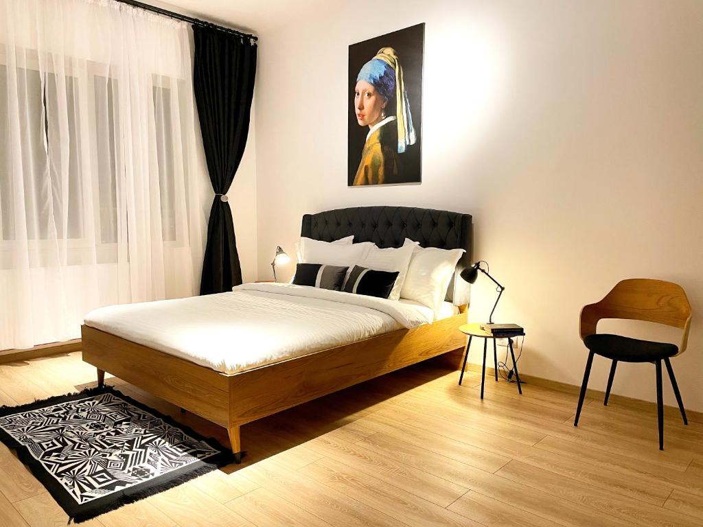 um quarto com uma cama e um quadro na parede em Old Town Superior Apartment by MRG em Bucareste