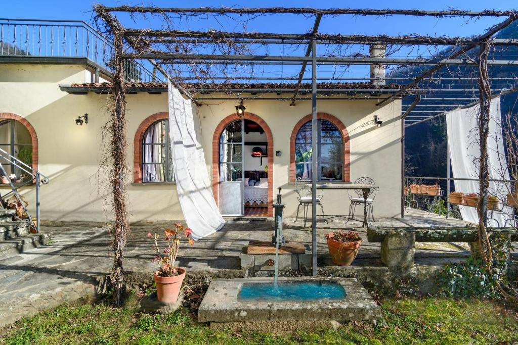 una casa con piscina en el patio en La Limonaia di Casagrande en Barga