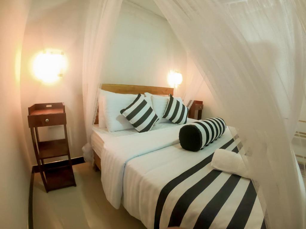 Postel nebo postele na pokoji v ubytování Ritz inn Ella