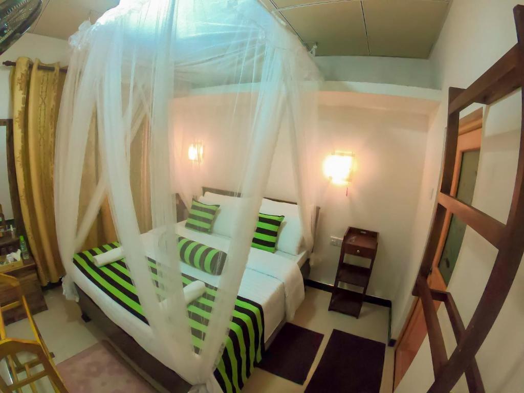 Postel nebo postele na pokoji v ubytování Ritz inn Ella