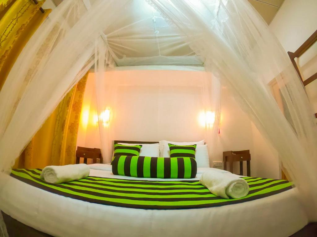 Postel nebo postele na pokoji v ubytování Ritz inn Ella
