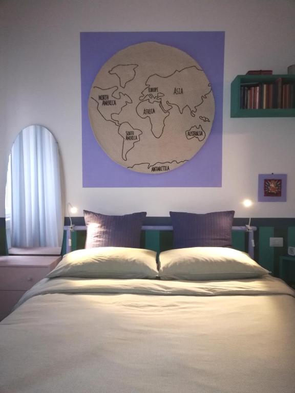 ein Schlafzimmer mit einem Bett mit einer Karte an der Wand in der Unterkunft Giorgia's House in Bari