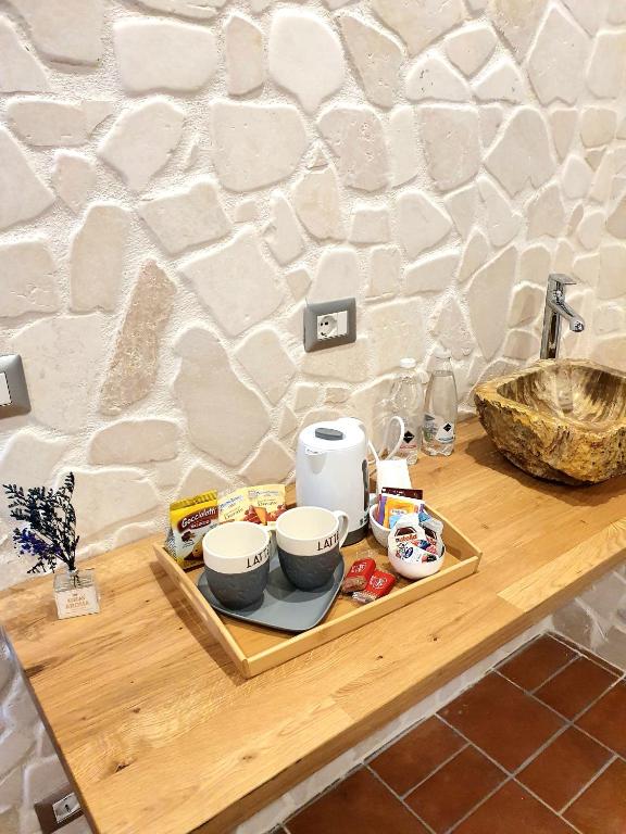 Príslušenstvo na prípravu kávy alebo čaju v ubytovaní Setteabbracci Suite & Apartments