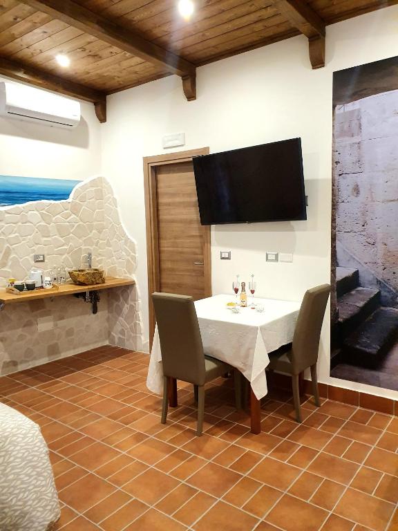 Televízia a/alebo spoločenská miestnosť v ubytovaní Setteabbracci Suite & Apartments