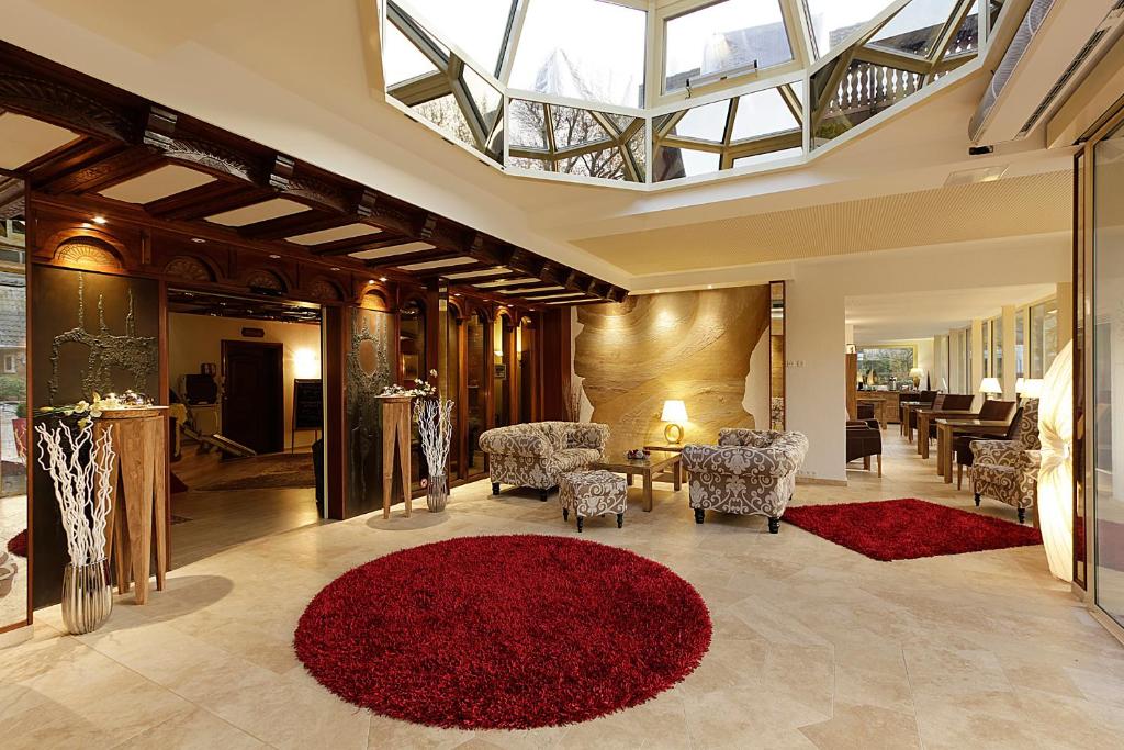 a living room with a red rug on the floor at Villa am Park in Bad Zwischenahn