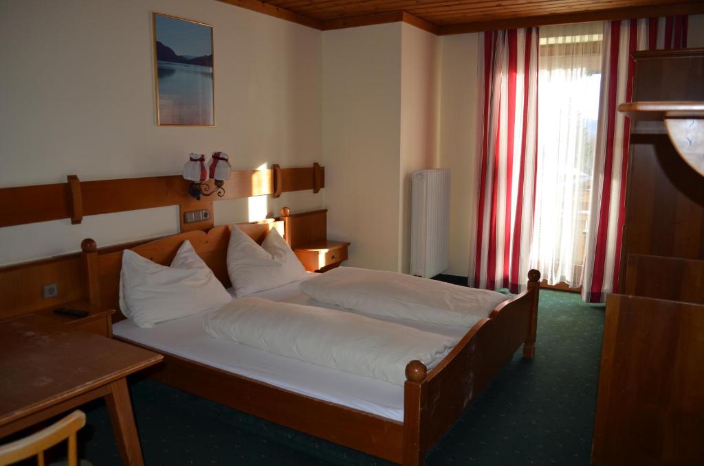 Postel nebo postele na pokoji v ubytování Gasthof Alte Tanne
