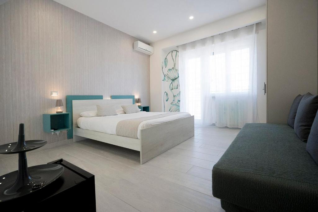 1 dormitorio con 1 cama grande y 1 sofá en Gemelli Sweet Holiday en Roma