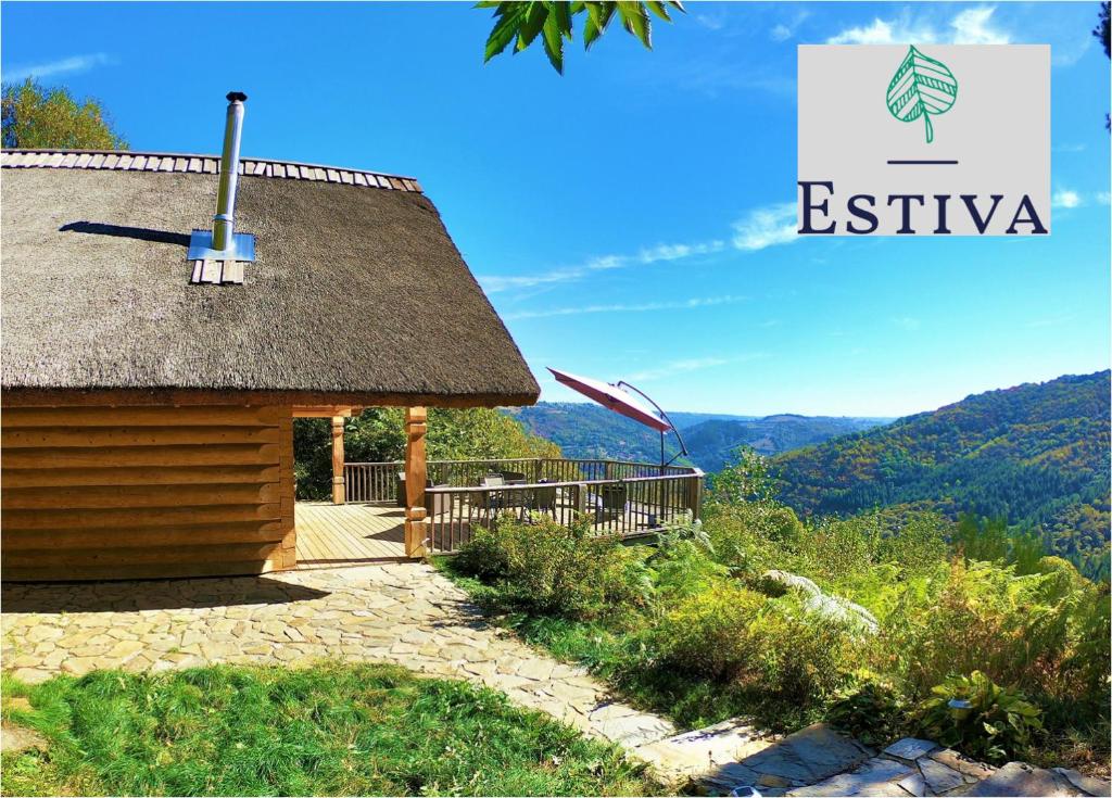 un edificio con techo en la cima de una montaña en Estiva Resort, en Lapeyrugue