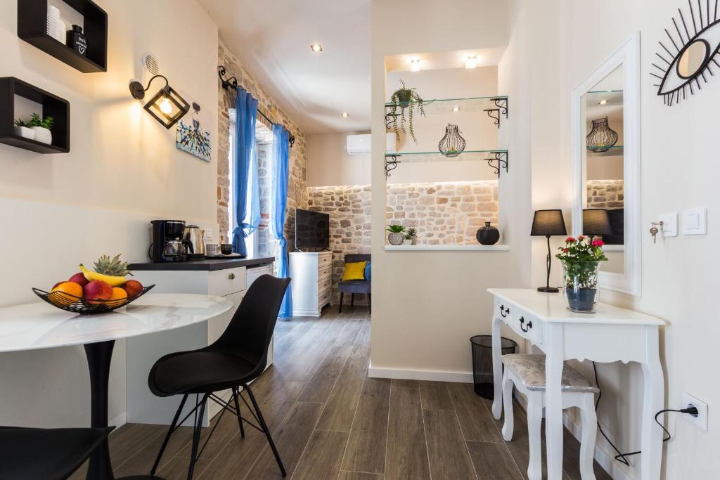 a kitchen and dining room with a table and chairs at Angie Central Rooms in Zadar