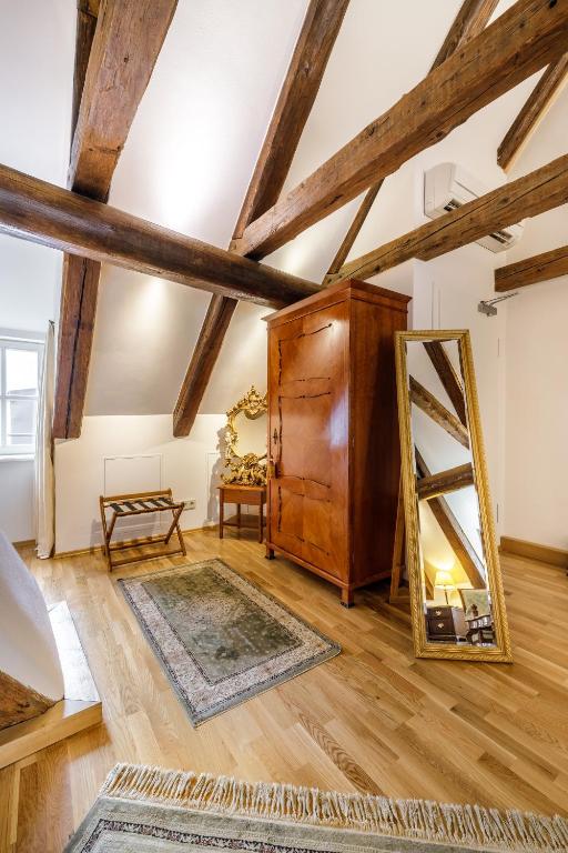 a room with a mirror and a dresser and a ladder at Bohemian Hotel in Regensburg
