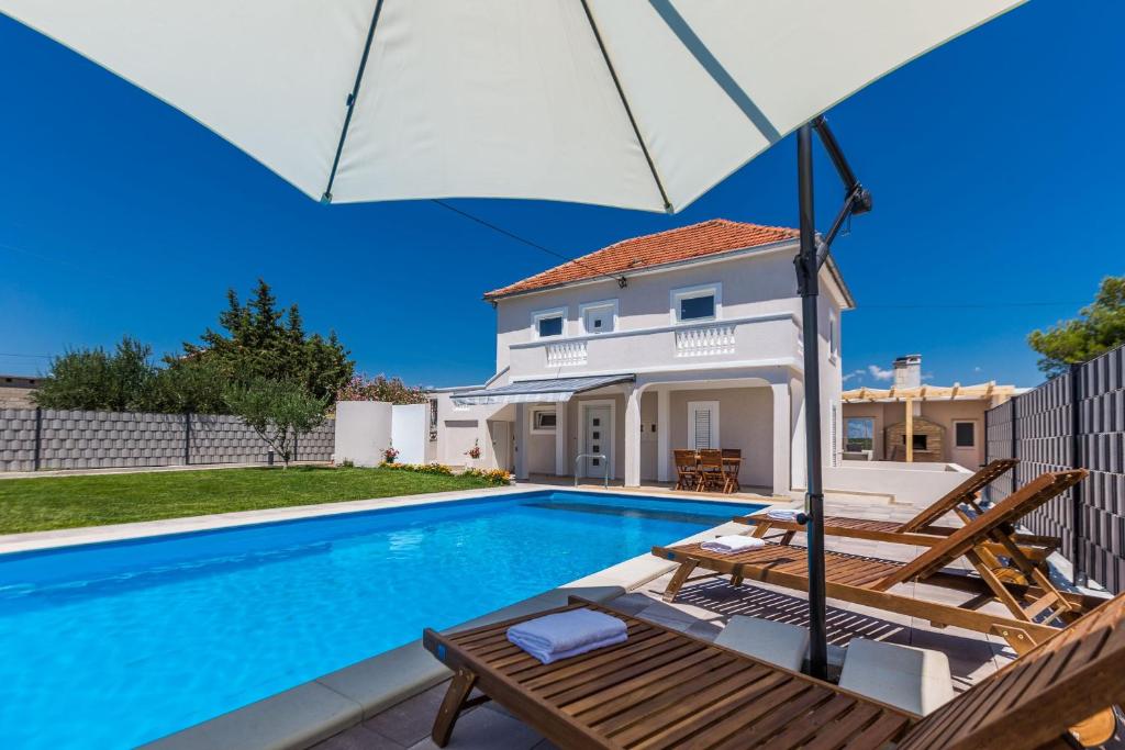 Bazen u objektu Kristina holiday home with private swimmingpool ili u blizini