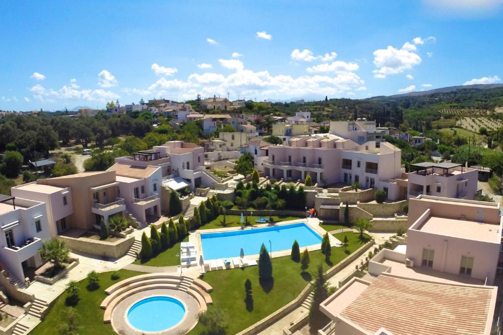 einen Luftblick auf eine Villa mit einem Pool in der Unterkunft Loutra Resort in Loutra