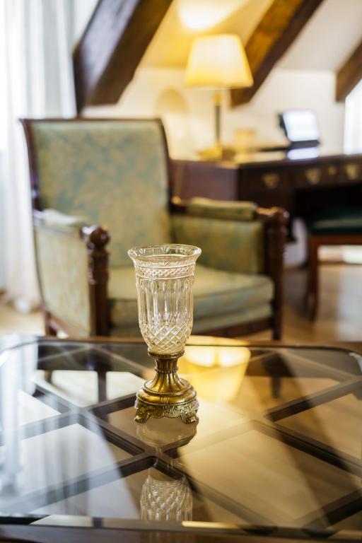 a glass vase sitting on a glass table in a living room at Bohemian Hotel in Regensburg