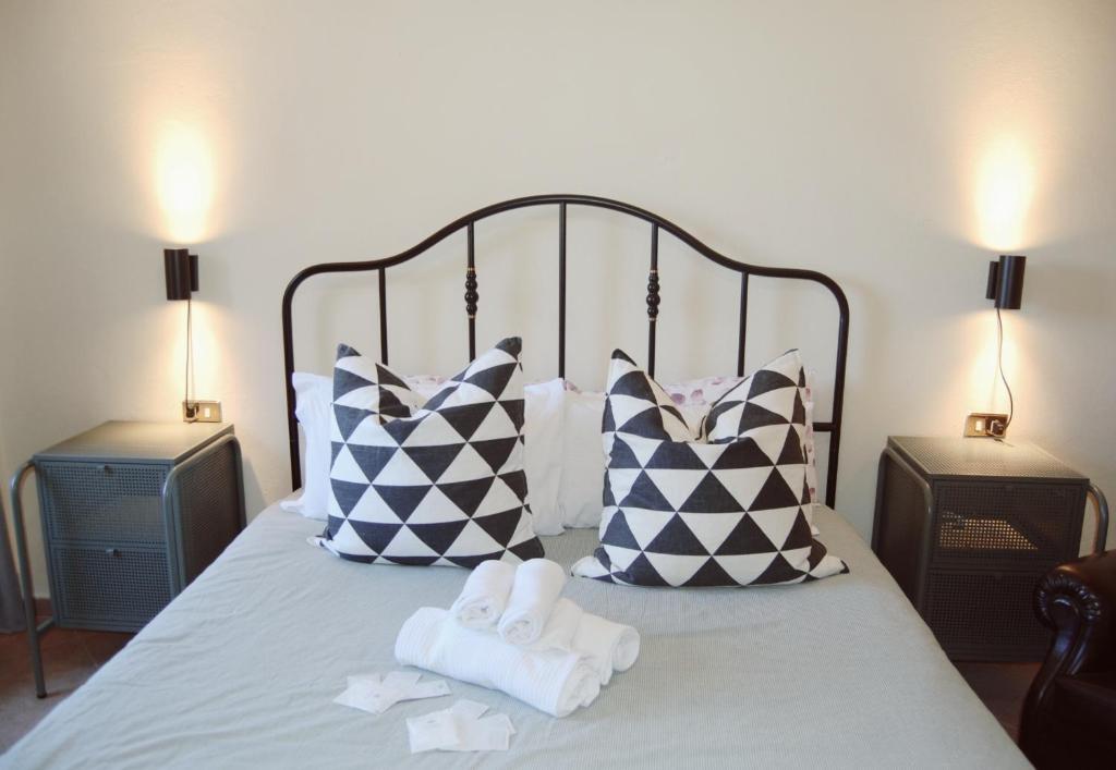 a bed with two towels and two pillows on it at Casa Duke in Corniglia