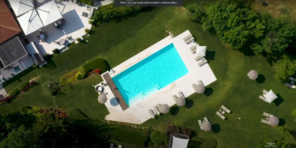 an aerial view of a house with a swimming pool at Relais Rossar Boutique Hotel Garda & Hills in Costermano