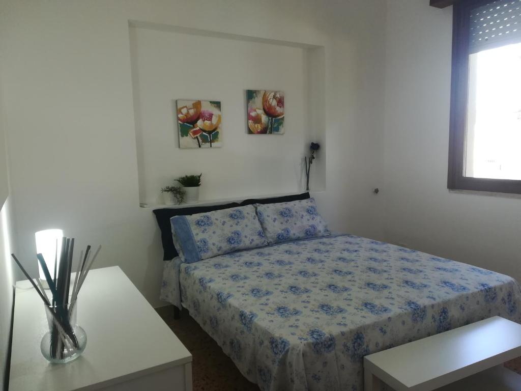 - une petite chambre avec un lit et une table dans l'établissement VillAmar, à Alcamo Marina