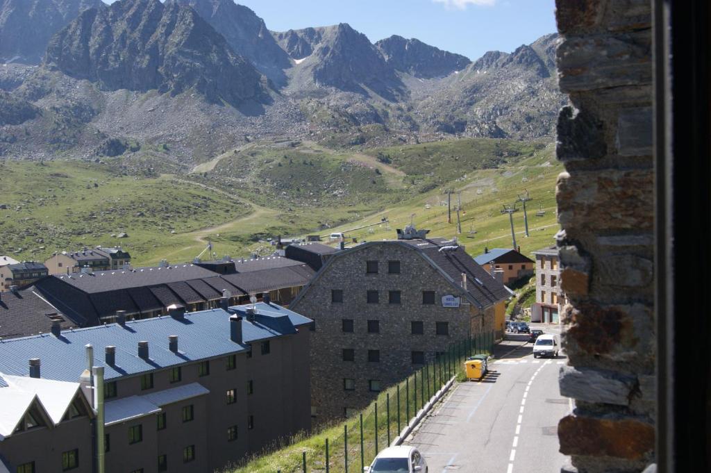 a view of a town with mountains in the background at Apartamentos Borruscall in Pas de la Casa