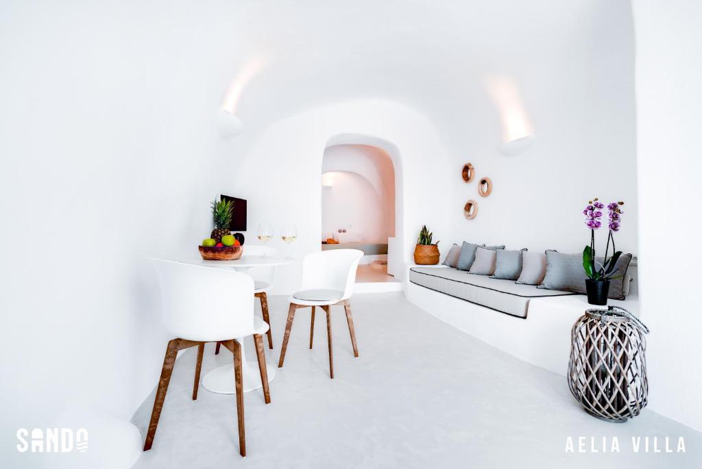 Telewizja i/lub zestaw kina domowego w obiekcie Sando Traditional Cave Villas with Jacuzzi and Sea view