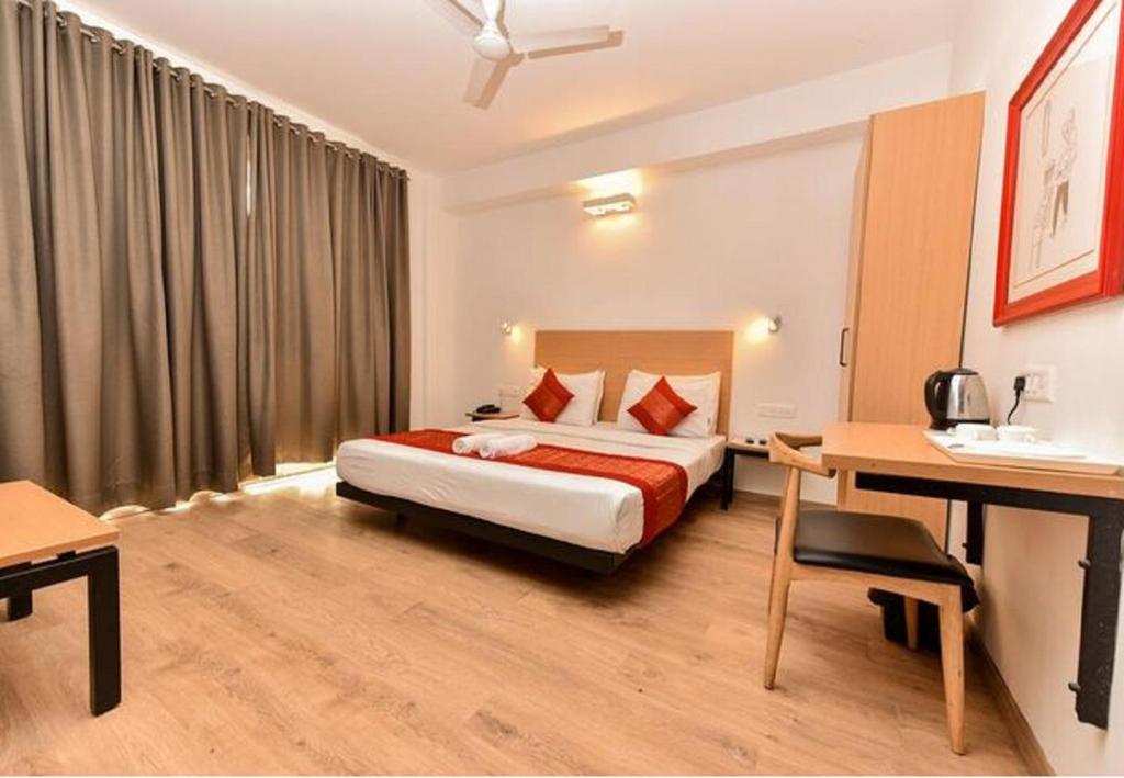 een hotelkamer met een bed en een bureau bij HIMALAYAN REGENCY Manali in Manāli