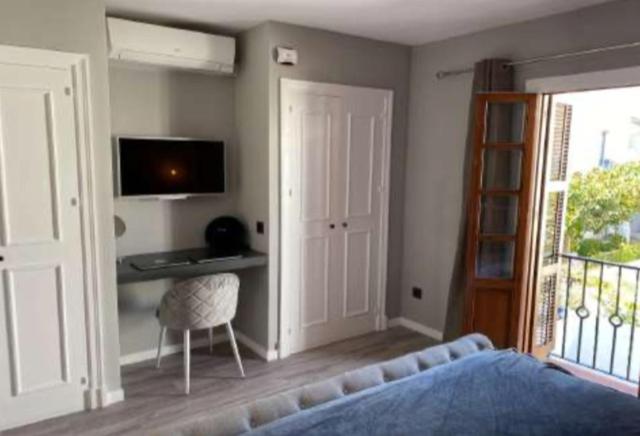Televízia a/alebo spoločenská miestnosť v ubytovaní Villa Pedro, Beach House zwischen Marbella und Estepona