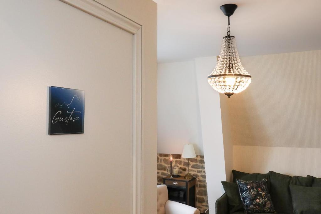 un lustre suspendu au-dessus du salon dans l'établissement Résidence L'Aristide Appartement Gustave, à Auray