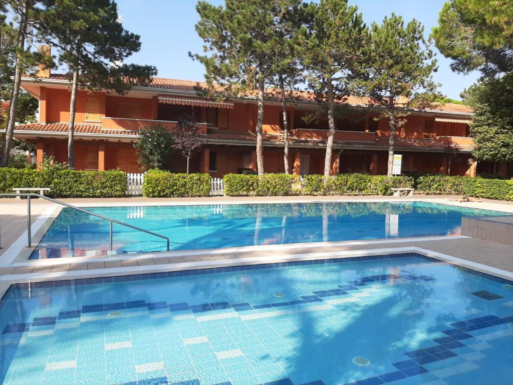 a swimming pool in front of a building at Sa di Mare in Bibione