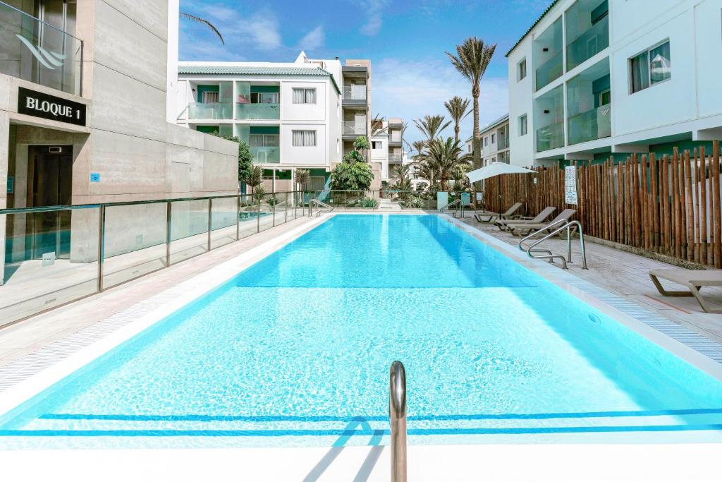 ein Schwimmbad in der Mitte eines Gebäudes in der Unterkunft Bristol Sunset Beach - Holiday Apartments in Corralejo