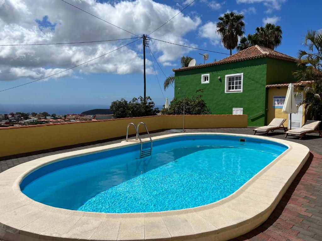 una piscina di fronte a una casa di Casa Agustín a Los Llanos de Aridane