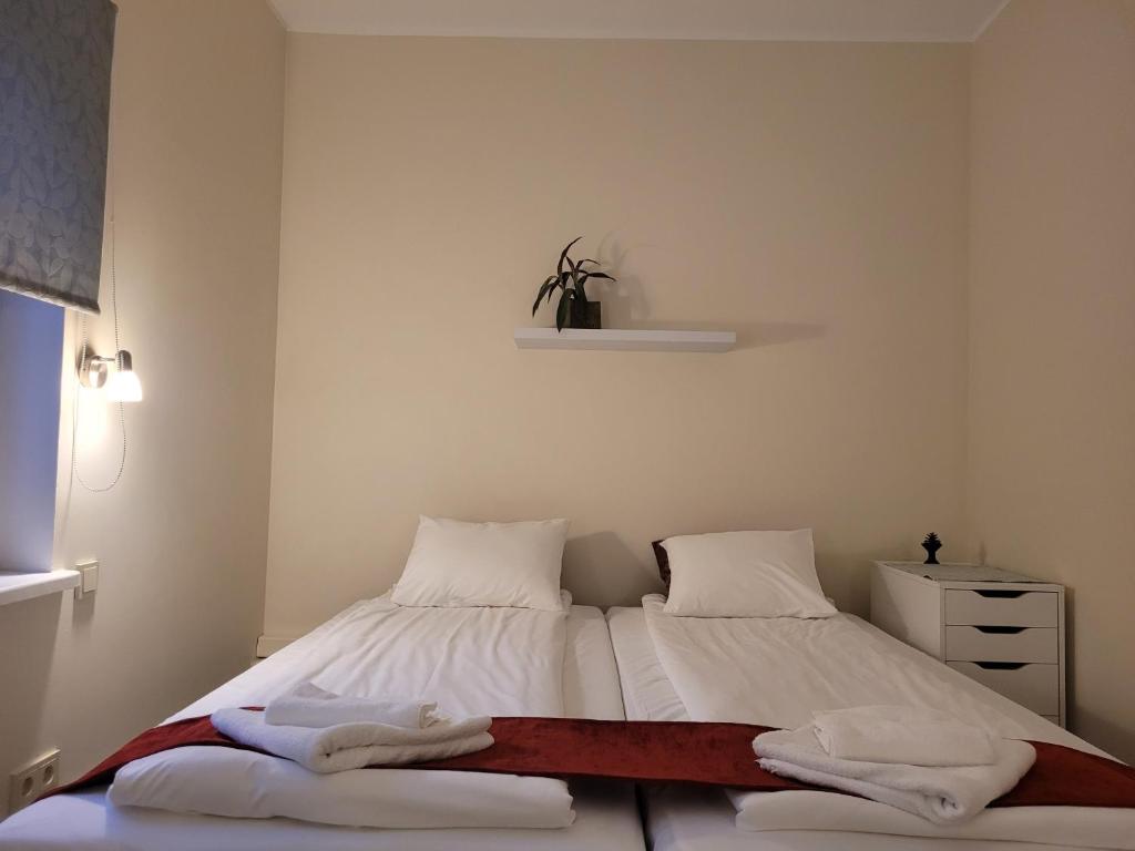 een slaapkamer met 2 bedden en handdoeken bij Nõva Hostel in Nõva