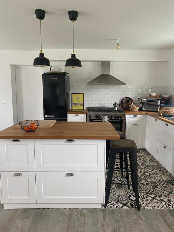 Kuchyň nebo kuchyňský kout v ubytování Maison spacieuse à deux pas de la plage …
