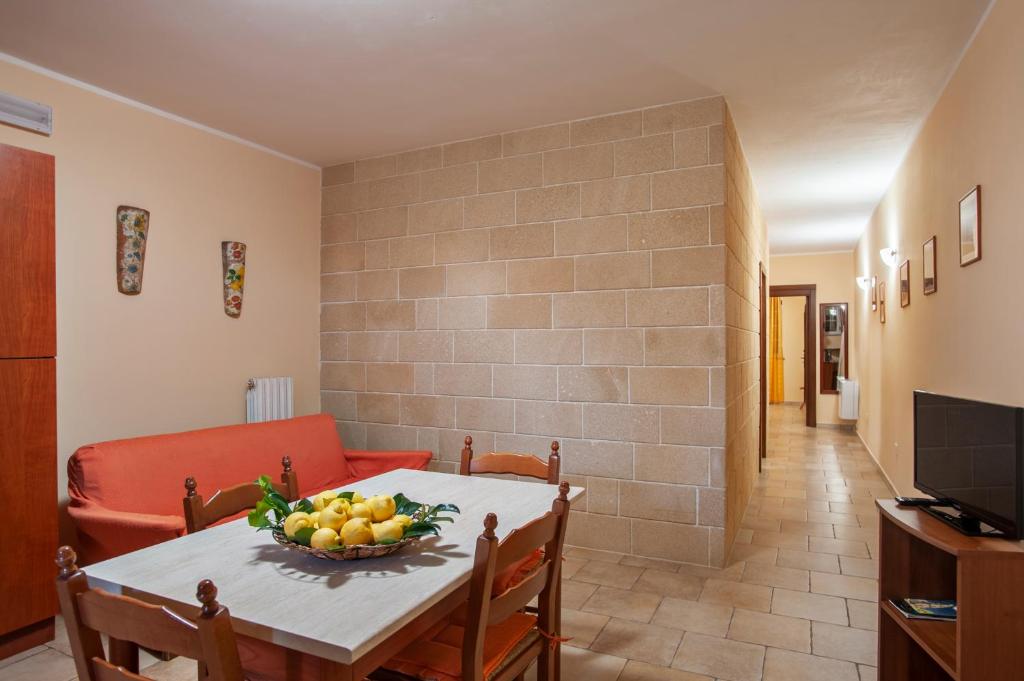 ヴィニャカストリジにあるTerra Di Mareのテーブルとフルーツの盛り合わせが備わる部屋