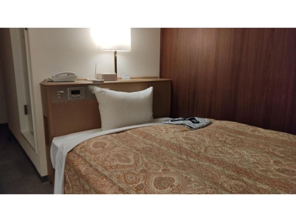 pokój hotelowy z łóżkiem z lampką w obiekcie Central Hotel Toride - Vacation STAY 09908v w mieście Toride