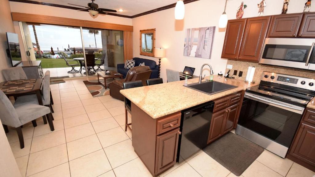 - une cuisine avec un évier et un comptoir dans l'établissement Ground Floor Sonoran Sun 111-E - 1BR 1BA, à Puerto Peñasco