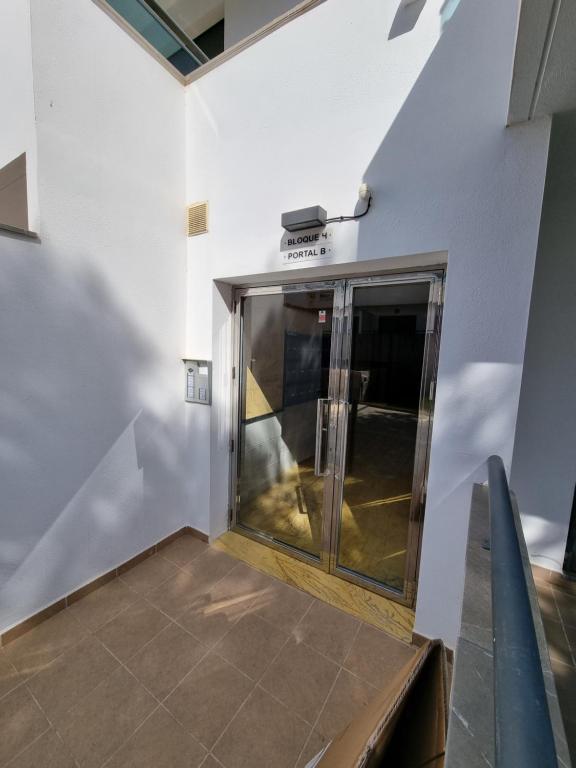 un ascenseur vide dans une pièce aux murs blancs dans l'établissement Pinar de GARRUCHA, à Garrucha