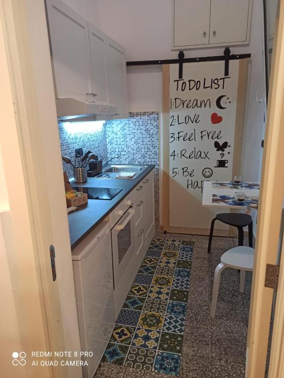 Kuchyňa alebo kuchynka v ubytovaní Appartamento con cortile a 30 mt. dal mare