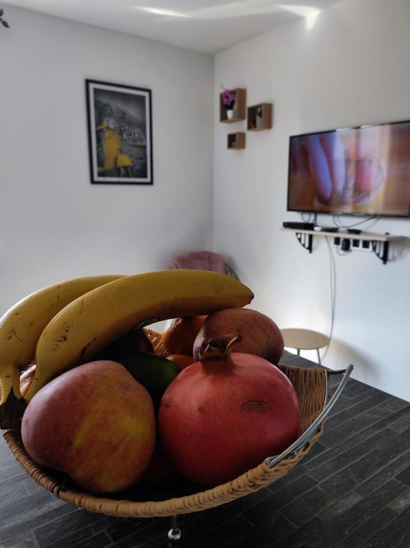 Televiisor ja/või meelelahutuskeskus majutusasutuses Cozy studio Cik-Cak